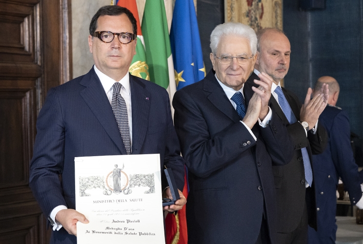 Il Presidente Sergio Mattarella consegna la medaglia d'oro "Ai Benemeriti della Salute Pubblica"  ad Andrea Piccioli