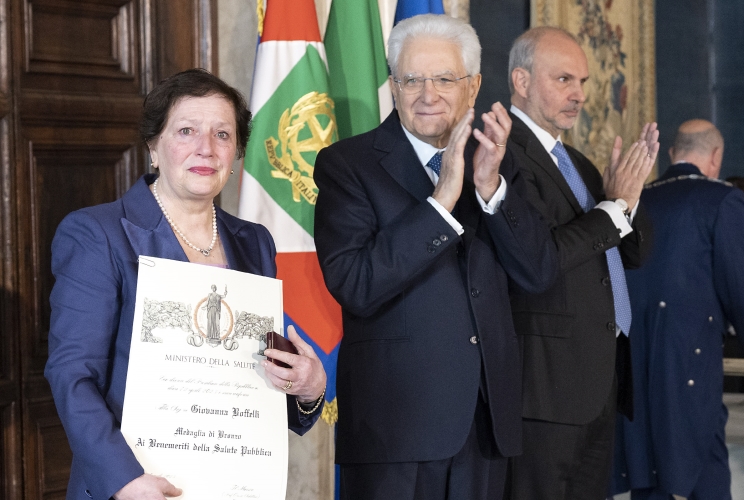Il Presidente Sergio Mattarella consegna la medaglia di bronzo "Ai Benemeriti della Salute Pubblica"  a Giovanna Boffelli