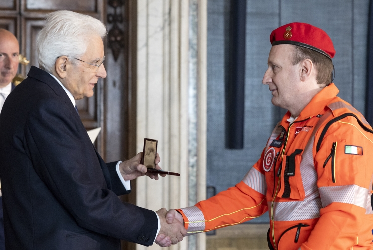 Il Presidente Sergio Mattarella consegna la medaglia di bronzo "Ai Benemeriti della Salute Pubblica"  a Claudio Lippi