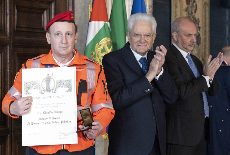 Il Presidente Sergio Mattarella consegna la medaglia di bronzo "Ai Benemeriti della Salute Pubblica"  a Claudio Lippi