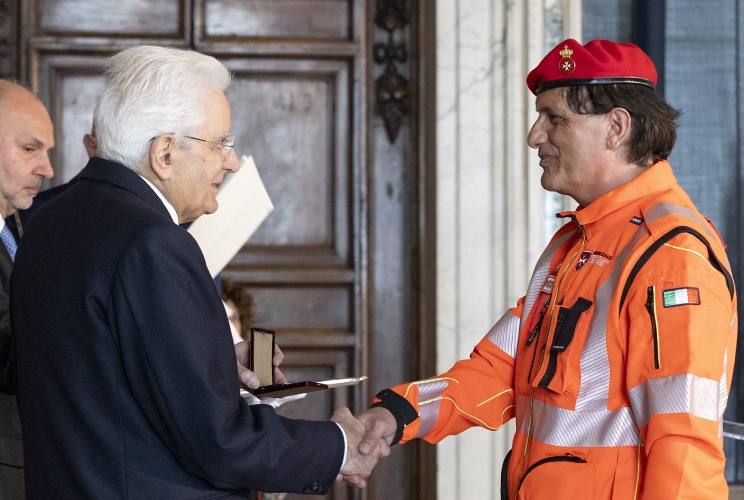 Il Presidente Sergio Mattarella consegna la medaglia di bronzo "Ai Benemeriti della Salute Pubblica"  a Luca Rota