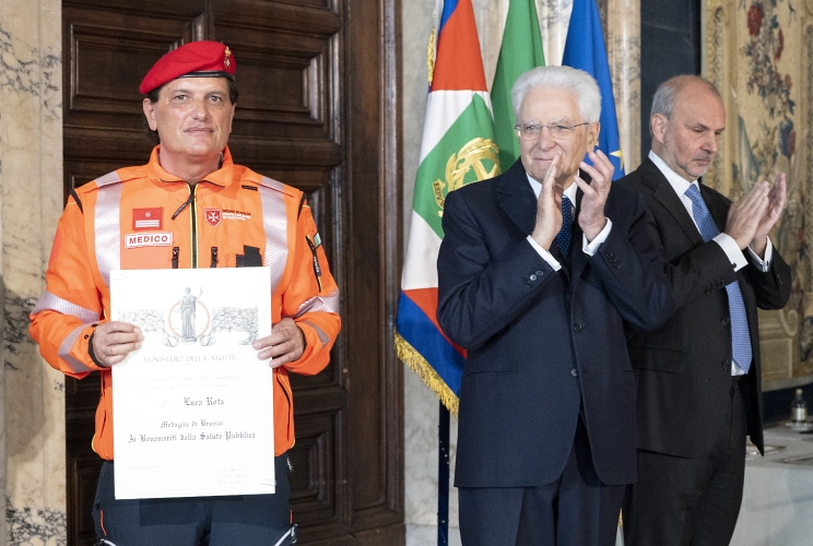 Il Presidente Sergio Mattarella consegna la medaglia di bronzo "Ai Benemeriti della Salute Pubblica"  a Luca Rota