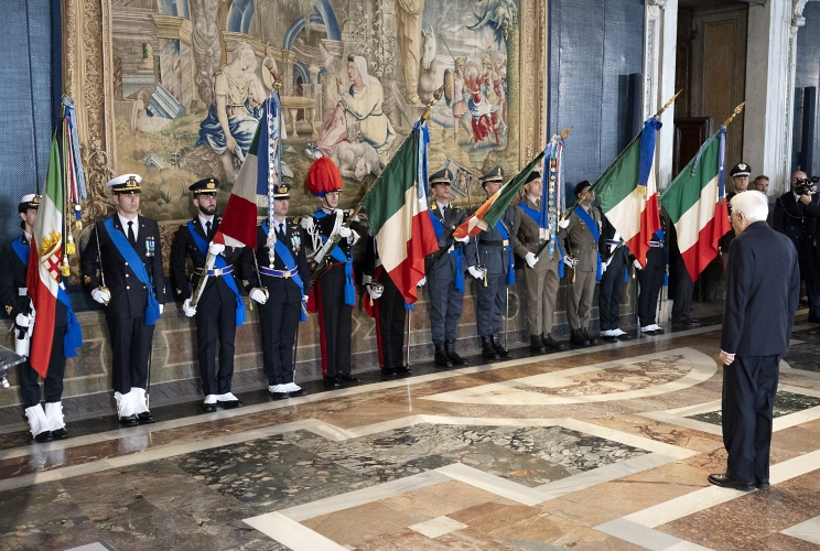 Il Presidente Sergio Mattarella rende omaggio alle bandiere insignite nel corso della cerimonia