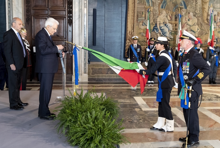 Il Presidente Sergio Mattarella consegna le medaglie d'Oro "Al Merito della Sanità Pubblica" alla Bandiera della Marina Militare per il Corpo Sanitario