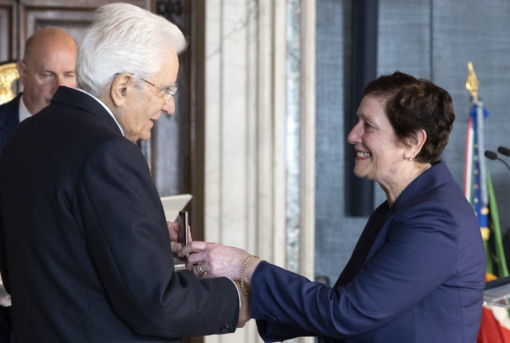 Il Presidente Sergio Mattarella consegna la medaglia di bronzo "Ai Benemeriti della Salute Pubblica" a Giovanna Boffelli
