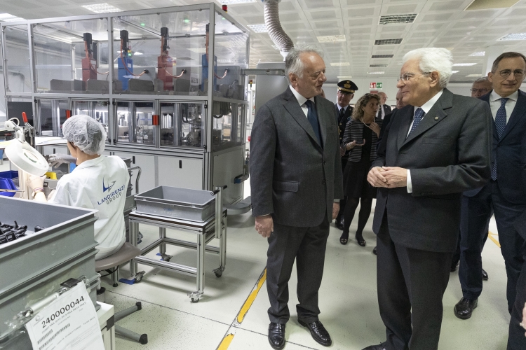 Il Presidente della Repubblica Sergio Mattarella allo stabilimento Landi Renzo/AEB S.p.A. di Corte Tegge di Cavriago,saluta Stefano Landi, Presidente del Gruppo Landi Renzo S.p.A.,in occasione della celebrazione della “Festa del Lavoro”
