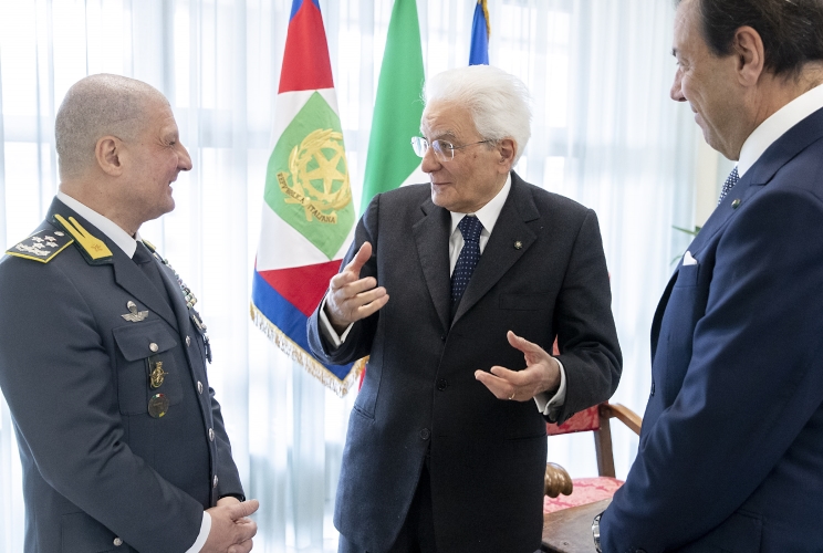 Il Presidente Sergio Mattarella con Maurizio Leo, Vice Ministro dell’Economia e delle Finanze-Rappresentante di Governo e il Gen. C.A. Giuseppe Zafarana Comandante Generale della Guardia di Finanza, in occasione della cerimonia di giuramento di fedeltà alla Repubblica degli Allievi Marescialli del 94° Corso “Dodecanneso II” e alla ricorrenza del 100° anniversario di fondazione della Scuola ispettori e sovrintendenti della Guardia di Finanza