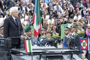 Il Presidente Sergio Mattarella in occasione della cerimonia di giuramento di fedeltà alla Repubblica degli Allievi Marescialli del 94° Corso “Dodecanneso II” e alla ricorrenza del 100° anniversario di fondazione della Scuola ispettori e sovrintendenti della Guardia di Finanza