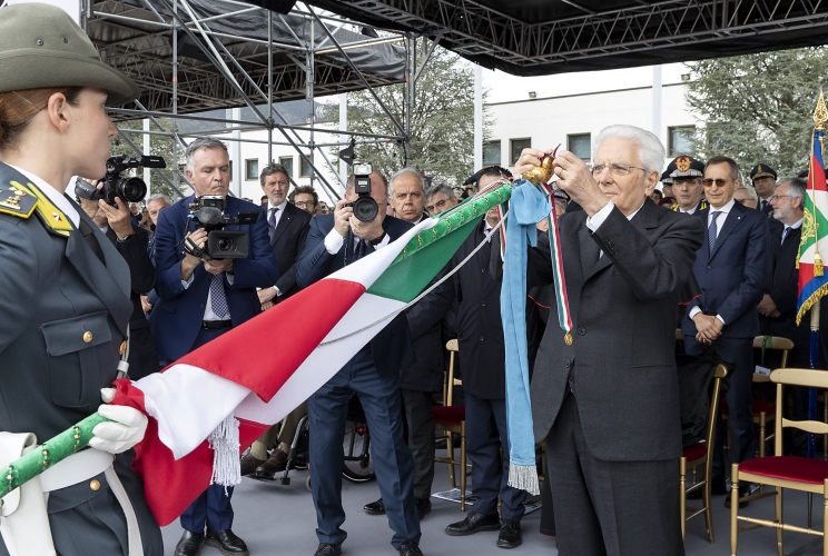 Il Presidente Sergio Mattarella consegna una Medaglia d’Oro ai Benemeriti della Cultura e dell’Arte alla Bandiera d’Istituto della Scuola ispettori e sovrintendenti della Guardia di Finanza
