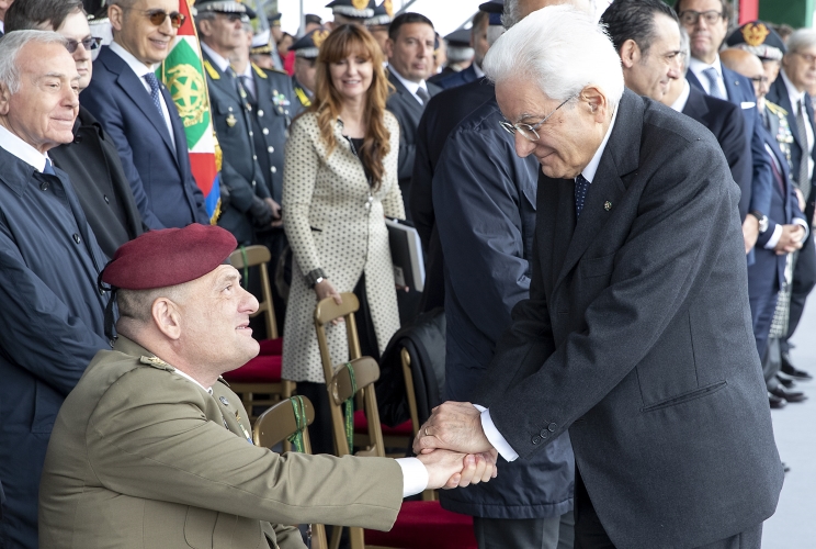 Il Presidente Sergio Mattarella saluta il Ten. Col. Gianfranco Paglia Medaglia d’Oro al Valor Militare, in occasione della cerimonia di giuramento di fedeltà alla Repubblica degli Allievi Marescialli del 94° Corso “Dodecanneso II” e alla ricorrenza del 100° anniversario di fondazione della Scuola ispettori e sovrintendenti della Guardia di Finanza