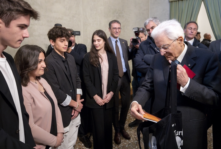 Il Presidente Sergio Mattarella con alcuni studenti che hanno partecipato al laboratorio teatrale “I principi fondamentali. La Costituzione ideale”
