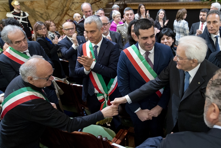 Il Presidente Sergio Mattarella al termine dell'incontro dal titolo “Il valore dell’attività agricola per la qualità della vita nel nostro Paese e per la sua immagine internazionale” saluta i Sindaci della provincia