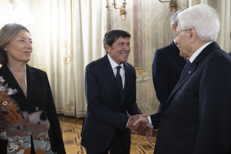 Il Presidente della Repubblica Sergio Mattarella con Gianni Morandi in occasione della cerimonia celebrativa del 75° anniversario della prima seduta dell'Aula del Senato della Repubblica