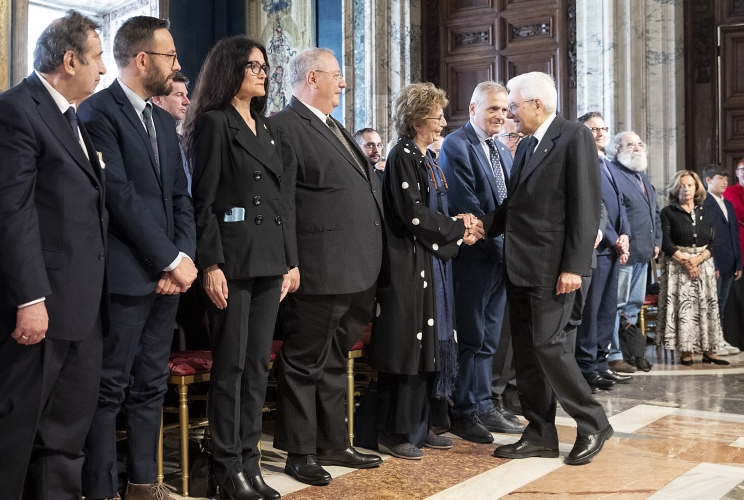 Il Presidente Sergio Mattarella saluta alcuni famigliari delle vittime del terrorismo