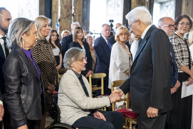Il Presidente Sergio Mattarella saluta  Alberto Torreggiani, figlio di Pierluigi, vittima del terrorismo