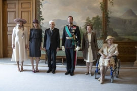 Il Presidente della Repubblica Sergio Mattarella e la Sig.ra Laura,a Palazzo Reale,con Sua Altezza Reale il Principe Ereditario del Regno di Norvegia, Sua Maestà la Regina Sonja e Sua Altezza Reale la Principessa Ereditaria Mette-Marit,e la sorella di Sua Maesta, in occasione della visita di Stato
