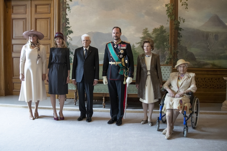 Il Presidente della Repubblica Sergio Mattarella e la Sig.ra Laura,a Palazzo Reale,con Sua Altezza Reale il Principe Ereditario del Regno di Norvegia, Sua Maestà la Regina Sonja e Sua Altezza Reale la Principessa Ereditaria Mette-Marit,e la sorella di Sua Maesta, in occasione della visita di Stato
