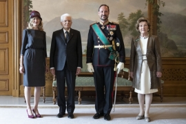 Il Presidente della Repubblica Sergio Mattarella e la Sig.ra Laura, a Palazzo Reale, con Sua Altezza Reale il Principe Ereditario del Regno di Norvegia e Sua Maestà la Regina Sonja, in occasione della visita di Stato
