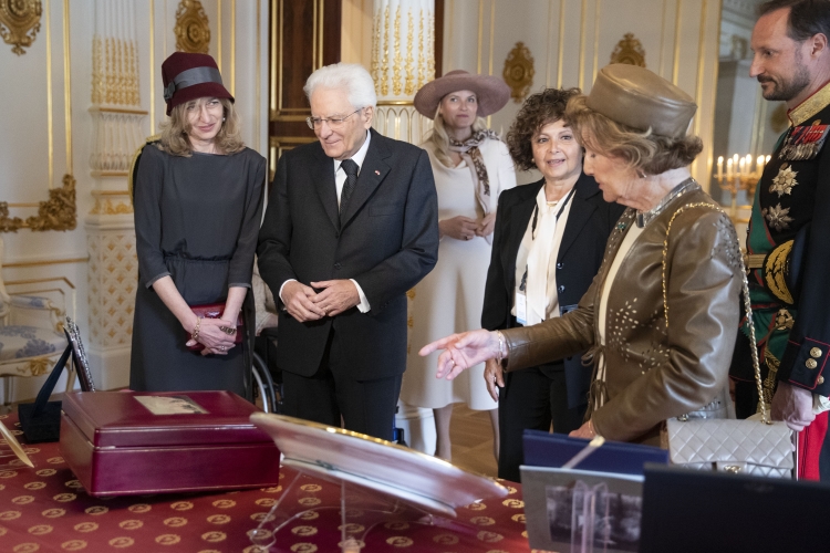 Il Presidente della Repubblica Sergio Mattarella e la Sig.ra Laura ,a Palazzo Reale, con Sua Altezza Reale il Principe Ereditario del Regno di Norvegia, Sua Maestà la Regina Sonja e Sua Altezza Reale la Principessa Ereditaria Mette-Marit, in occasione della visita di Stato
