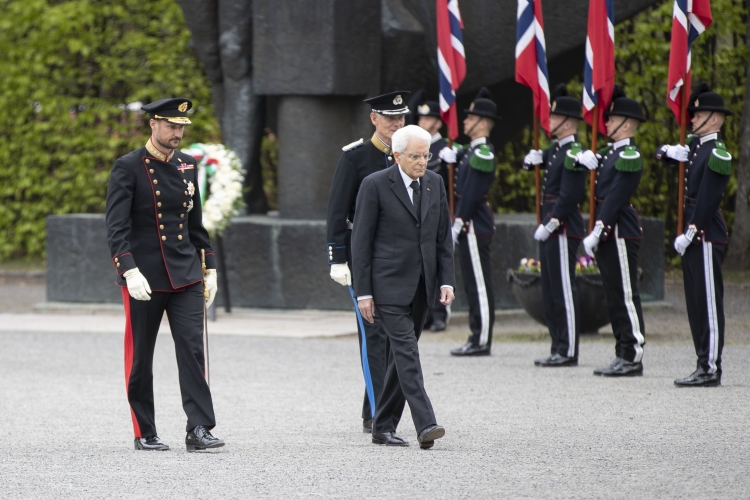 Il Presidente della Repubblica Sergio Mattarella alla Fortezza Akershus depone una corona 
