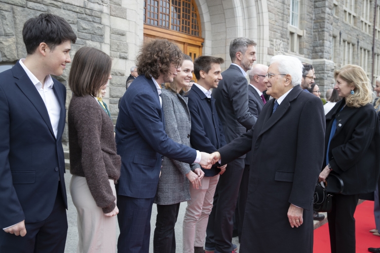 Il Presidente della Repubblica Sergio Mattarella saluta alcuni studenti del Politecnico di Trondheim
