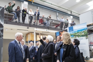Il Presidente della Repubblica Sergio Mattarella saluta alcuni studenti del Politecnico di Trondheim

