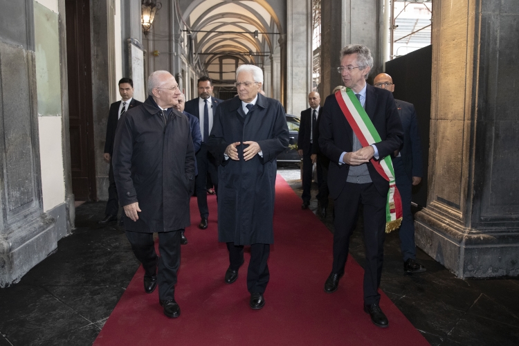 Il Presidente della Repubblica Sergio Mattarella accolto da Vincenzo De Luca, Presidente della Regione Campania, e da Gaetano Manfredi, Sindaco di Napoli, in occasione della cerimonia d’inaugurazione della terza sede della Scuola Superiore della Magistratura e di presentazione dell’anno formativo 2023
