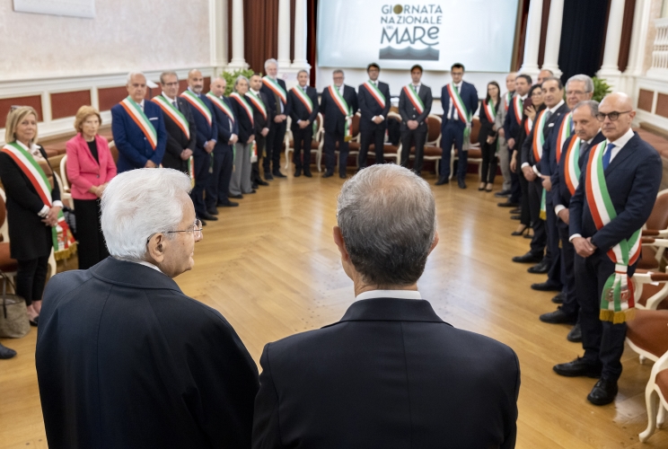 Il Presidente Sergio Mattarella in occasione della celebrazione della “Giornata nazionale del mare” saluta i sindaci dei Comuni delle Isole minori