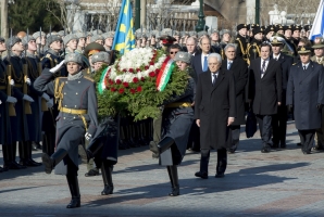 Il Presidente Sergio Mattarella depone una corona al Monumento del Milite Ignoto