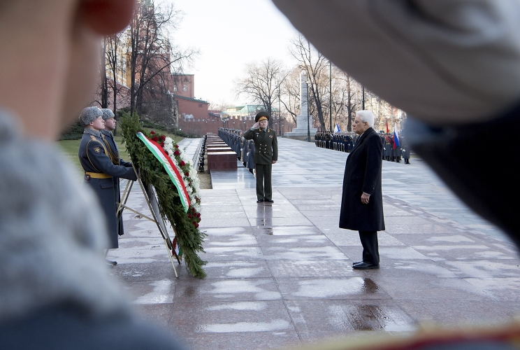 Il Presidente Sergio Mattarella depone una corona al Monumento del Milite Ignoto