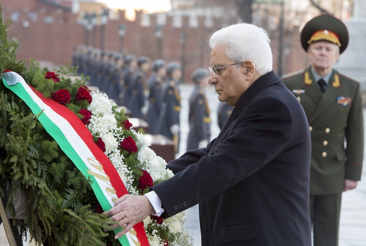 Il Presidente Sergio Mattarella depone una corona al Monumento del Milite Ignoto