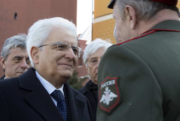 Il Presidente Sergio Mattarella depone una corona al Monumento del Milite Ignoto