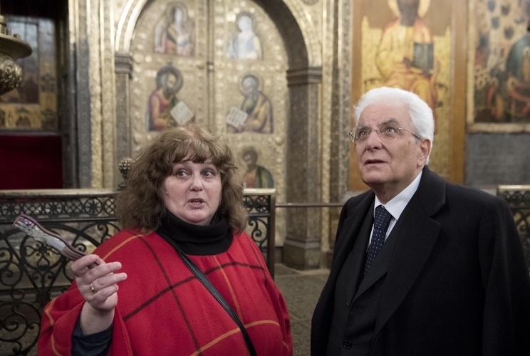 Il Presidente della Repubblica Sergio Mattarella durante la visita alla Cattedrale della Dormizione.