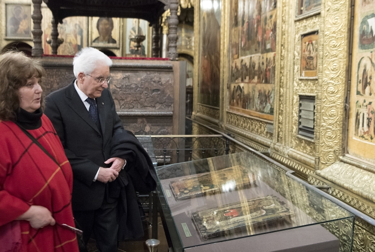 Il Presidente della Repubblica Sergio Mattarella durante la visita alla Cattedrale della Dormizione.