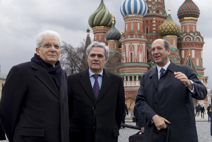 Il Presidente della Repubblica Sergio Mattarella nel corso di una breve passeggiata sulla Piazza Rossa