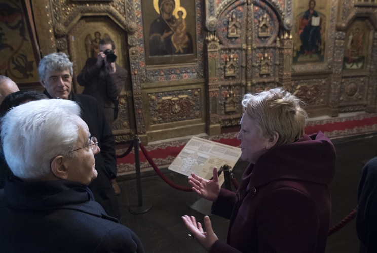 Il Presidente della Repubblica Sergio Mattarella nel corso di una breve visita alla Chiesa di San Basilio.