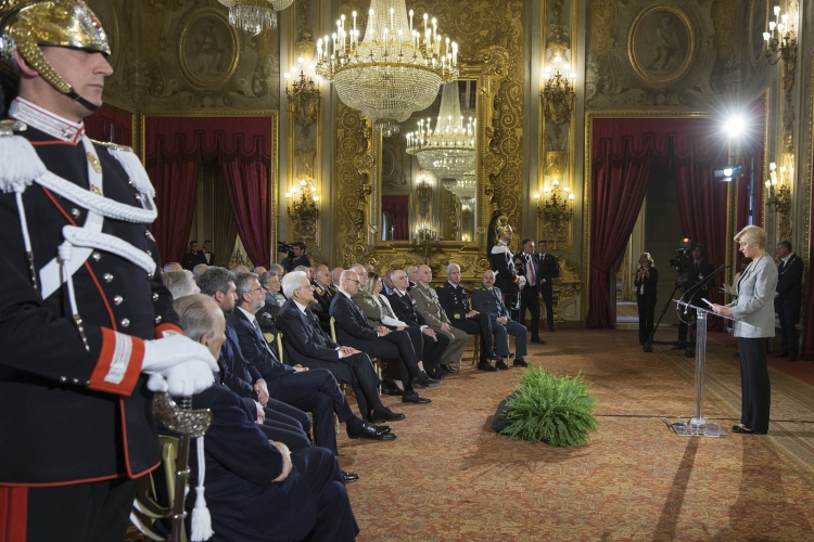 Il Presidente Sergio Mattarella con la Ministra della Difesa, Roberta Pinotti, 