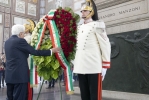 Mattarella depone una corona sulla Tomba di Alessandro Manzoni al Cimitero Monumentale