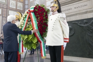 Il Presidente della Repubblica Sergio Mattarella depone una corona di fiori sul Monumento funebre di Alessandro Manzoni