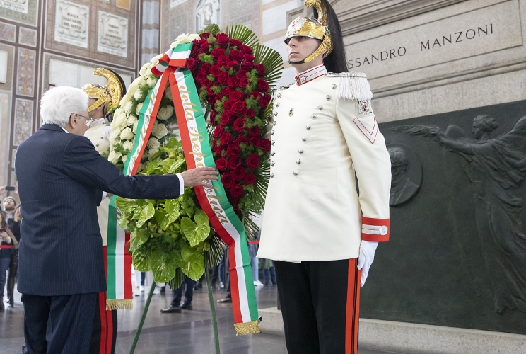 Il Presidente della Repubblica Sergio Mattarella depone una corona di fiori sul Monumento funebre di Alessandro Manzoni