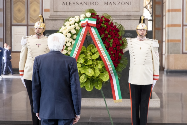 Il Presidente della Repubblica Sergio Mattarella depone una corona di fiori sul Monumento funebre di Alessandro Manzoni
