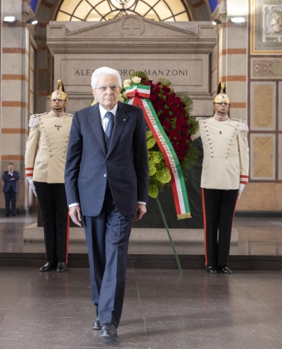 Il Presidente della Repubblica Sergio Mattarella depone una corona di fiori sul Monumento funebre di Alessandro Manzoni