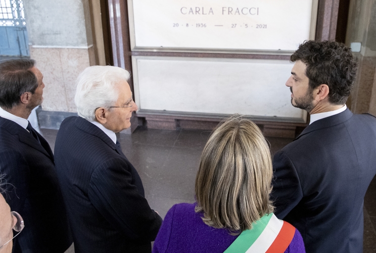 Milano - Il Presidente della Repubblica Sergio Mattarella al termine della deposizione di una corona di fiori sul Monumento funebre di Alessandro Manzoni, sosta dinanzi la tomba di Carla Fracci