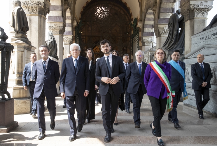 Il Presidente della Repubblica Sergio Mattarella accompagnato da Tommaso Sacchi, Assessore alla cultura del Comune di Milano, al termine della deposizione di una corona di fiori sul Monumento funebre di Alessandro Manzoni
