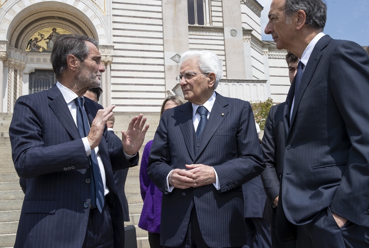 Il Presidente della Repubblica Sergio Mattarella con Attilio Fontana, Presidente della Regione Lombardia e Giuseppe Sala, Sindaco di Milano al termine della deposizione di una corona di fiori sul Monumento funebre di Alessandro Manzoni