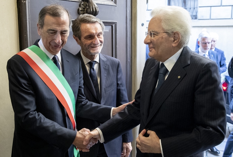  Il Presidente della Repubblica Sergio Mattarella accolto dal Sindaco di Milano Giuseppe Sala e da Attilio Fontana, Presidente della Regione Lombardia, in occasione della cerimonia per il 150° anniversario della morte di Alessandro Manzoni