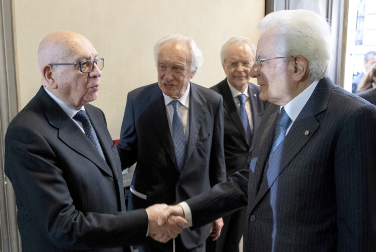 Il Presidente della Repubblica Sergio Mattarella con Angelo Stella, Presidente della Fondazione
Centro nazionale Studi manzoniani e Giovanni Bazoli, Presidente onorario della
Fondazione Centro nazionale Studi manzoniani 