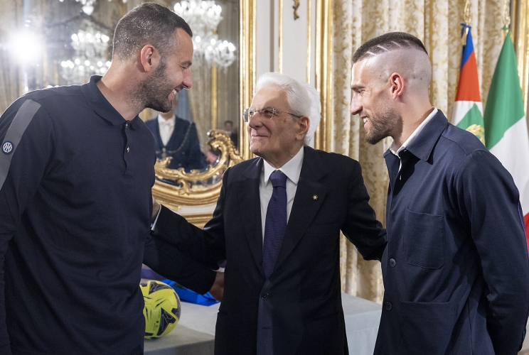 Il Presidente Sergio Mattarella con il Capitano della Fiorentina, Cristiano Biraghi, e il Capitano dell’Inter, Samir Handanovic, in occasione dell'incontro con le squadre finaliste della Coppa Italia di calcio Freccia Rossa Fiorentina - Inter