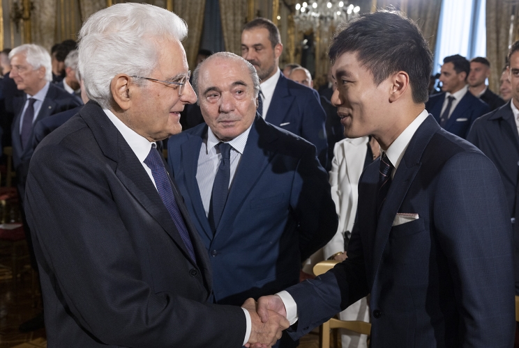 Il Presidente Sergio Mattarella con il Presidente della Fiorentina, Rocco Commisso, e il Presidente dell’Inter, Steven Zhang, in occasione dell'incontro con le squadre finaliste della Coppa Italia di calcio Freccia Rossa Fiorentina - Inter