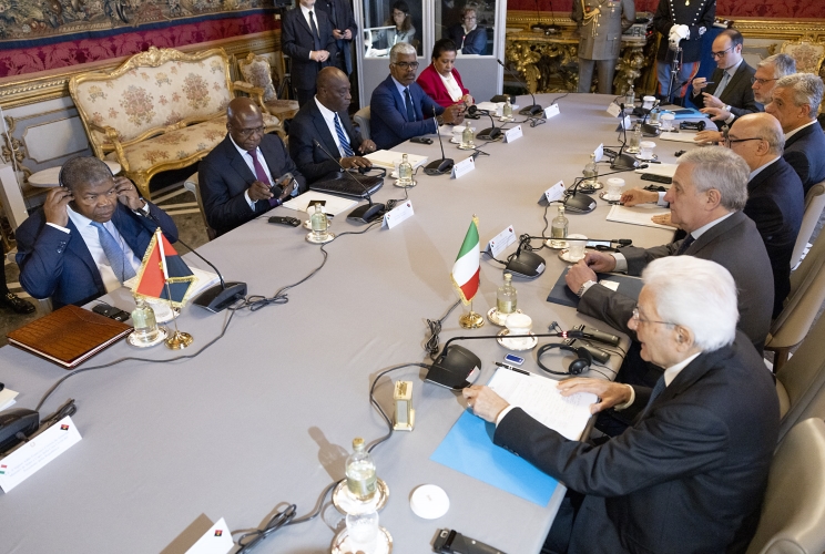 Il Presidente Sergio Mattarella con il Presidente della Repubblica d'Angola, João Manuel Gonçalves Lourenço, nel corso dei colloqui allargati alle delegazioni ufficiali